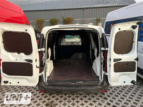 Renault Trafic interiér nákladového prostoru a palety