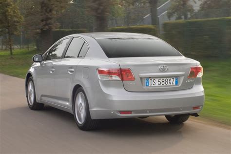 Ilustrace čelního skla Toyota Avensis s vyznačenými rozměry a prvky.