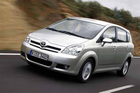 Graf porovnání spotřeby a výkonů verzí Toyota Corolla Verso