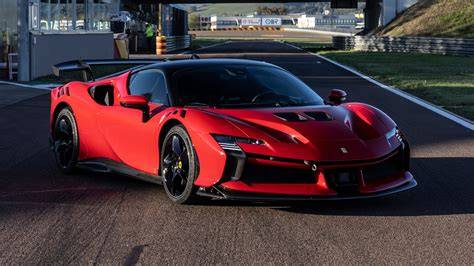 Plná sada modelů Ferrari s různými měřítky a edicemi, včetně FXX, SF90 a 430 Scuderia