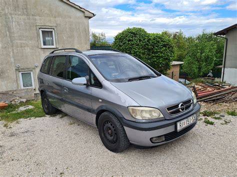 Obrázek schématu prostorů motoru Opel Zafira 2,2 DTI - vstřikovač, palivové potrubí a olejový filtr