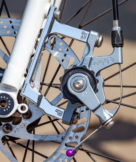 Infografika: Typy uchycení kotoučů CenterLock a IS/Post Mount