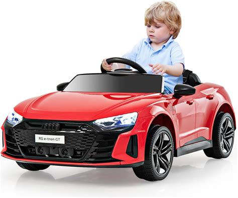 Dětské elektrické autíčko Audi TT RS v černé barvě s detailně propracovaným sportovním designem.