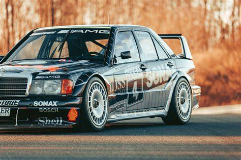 Obrázek: Mercedes 190 E Evolution II s velkým zadním křídlem
