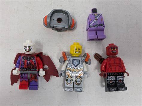 Skupinová scéna s minifigurkami Jestro, Ava, Macy, Lance a kamennými vojáky