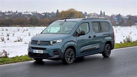 Infografika: Porovnání objemů zavazadlového prostoru různých verzí Berlingo (M vs XL) a srovnání s konkurenčními MPV