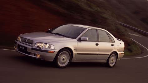 Obrázek modelu Volvo S40/V40 a interakce s uživatelskou příručkou