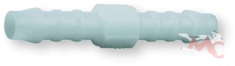 Detailní záběr na spojování automobilových palivových hadic