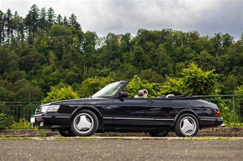 RX-7 kabriolet při jízdě s otevřenou střechou