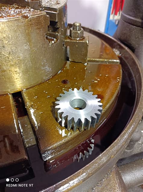 Detailní záběr na mazání ozubených kol navijáku