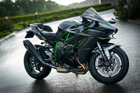 Ilustrace různých typů laděných výfuků pro motocykly Kawasaki.