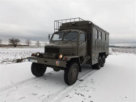 Intrikující vizuál hasičské Praga V3S s bílým pruhem a erbem jednotky