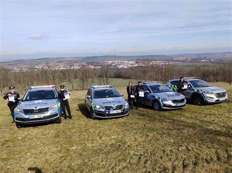 antény na střechách policejních vozů