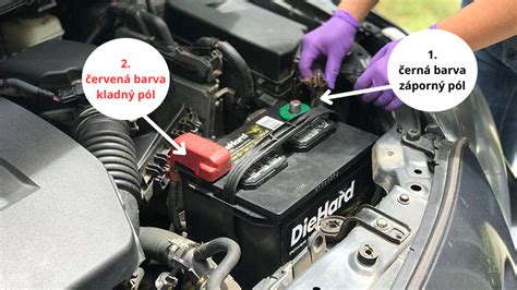 Detailní pohled na galvanicky pozinkovanou svorku autobaterie