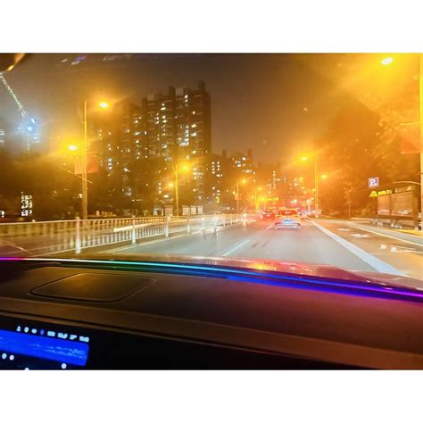 Ilustrace interiéru vozu s vyznačením vnitřního osvětlení