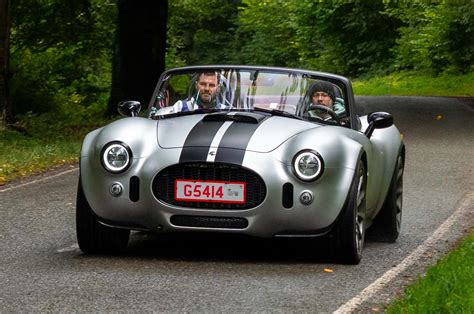 Ikonický automobilový roadster AC Cobra.