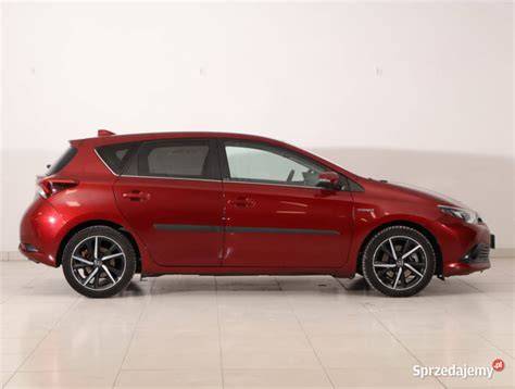Infografika: Cenové rozpětí Auris Hybrid v různých výbavách