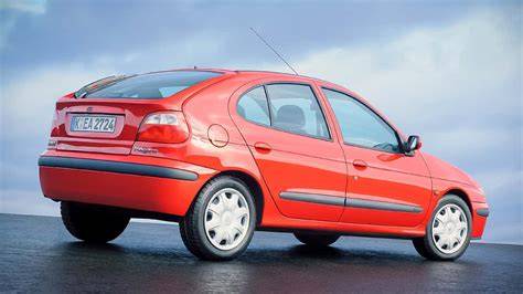 Renault Megane 1. generace - zobrazení tvarů světlometů, se zajímavým “ptačím zobákem” a charakteristickou linkou