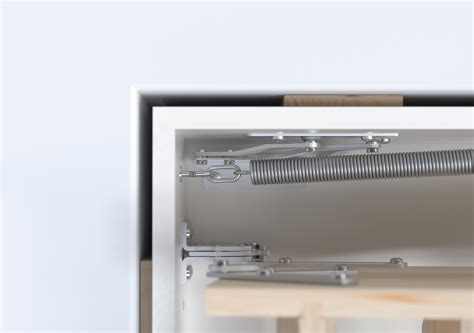 Detailní záběr na mechanismus uchycení plastové poklice s kovovým kroužkem a výřezem pro ventilek