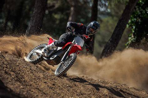Fotografie: MX motorka při akceleraci ze startu