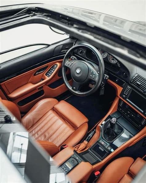Detailní pohled na interiér závodního BMW E36 s bezpečnostním rámem
