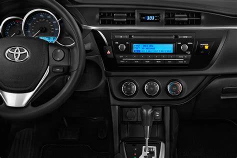 Infografika: Vnitřní uspořádání 2DIN rádia Toyota a hlavní diagnostické body