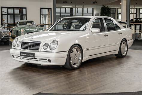 Infografika: Rozdělení dílů podle kategorie pro Mercedes W210 a AMG