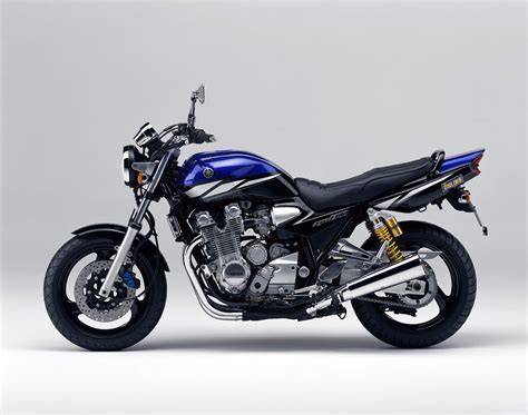 Infografika: Yamaha XJR 1300 - historie a možnosti úprav laděných výfuků