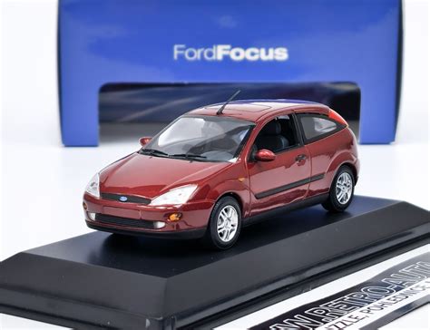 Fotografie vrakoviště s různými modely Ford Focus