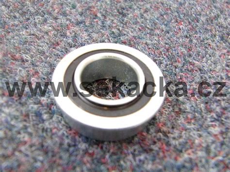 Schéma předního zavěšení automobilu s vyznačeným místem pro ložisko kola