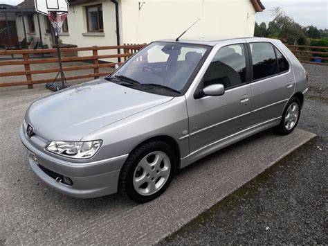 Infografika: výfukový systém Peugeot 306 Combi 2001 - hlava výfuku, tlumiče, katalyzátor, potrubí, těsnění