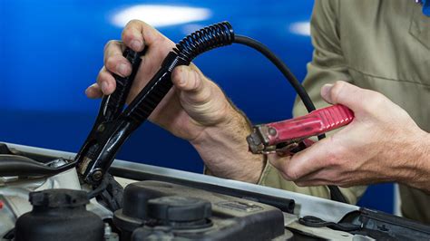 Detail startovacích kabelů s připojením ke kostře