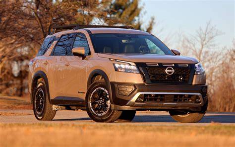 schéma třířadého uspořádání sedadel Nissan Pathfinder