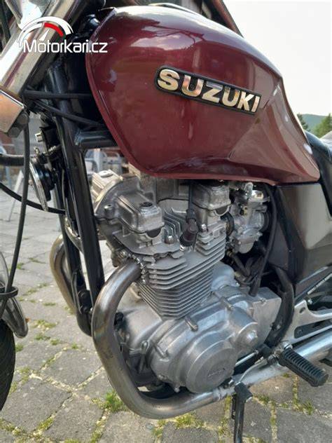 Infografika o montáži zadního madla na Suzuki GR 650