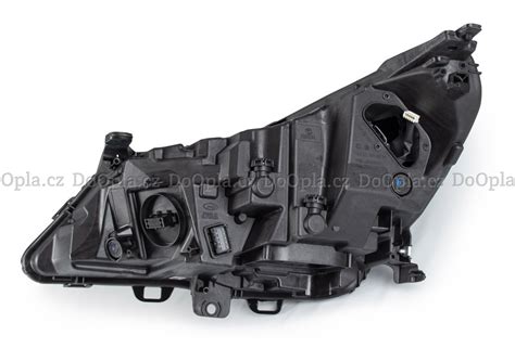 Detailní záběr na přední světlomet skútra s LED technologií