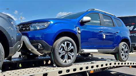 Terénní jízda s Dacia Duster ve ztíženém terénu s blátem a nerovnostmi.