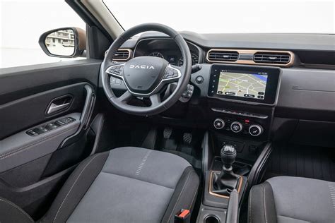 Detailní pohled na palubní desku Dacia Duster s moderním multimediálním systémem a digitálním přístrojovým štítem.