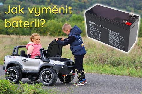 Detailní záběr na interiér dětského elektrického autíčka s ovládacími prvky