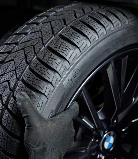 Ilustrace: zimní sada kol BMW a označení hvězdičky pro oficiální pneumatiky