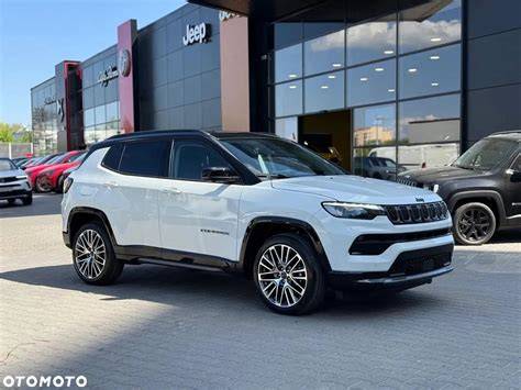 Obrázek: Jeep servisní centrum s technickým vybavením a servisními stanicemi