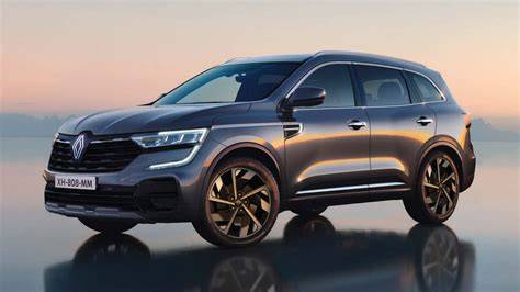 Obrázek zobrazuje Renault Koleos na terénní jízdě s logem Renault a designem 2. faceliftingu