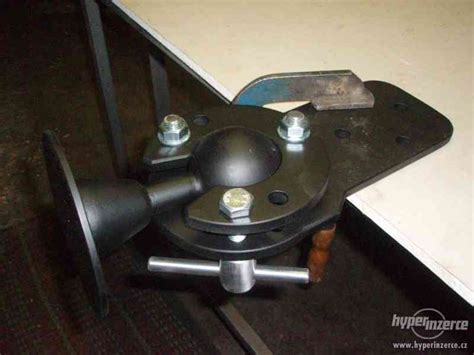 mechanik kontroluje vůli v kulovém čepu