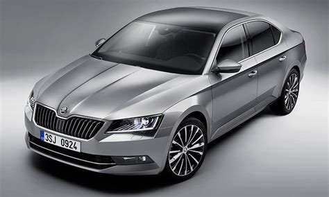 Fotografie vozu Škoda Superb z exteriéru, zdůrazňující jeho design.