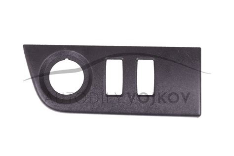 Detailní pohled na demontovaný plastový díl palubní desky s viditelnými šrouby autorádia