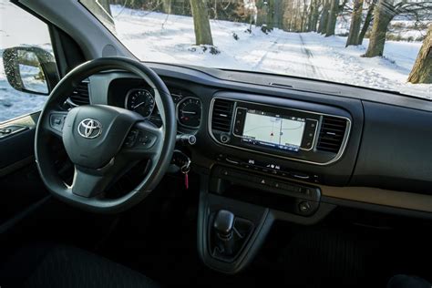 Finální pohled na úspěšně nainstalované autorádio v palubní desce Toyota Proace Verso