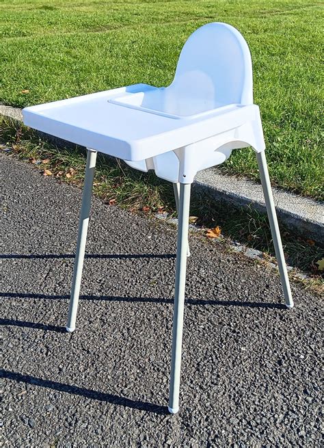 detailní záběr na dřevěnou dětskou stoličku s možností použití jako stupínek