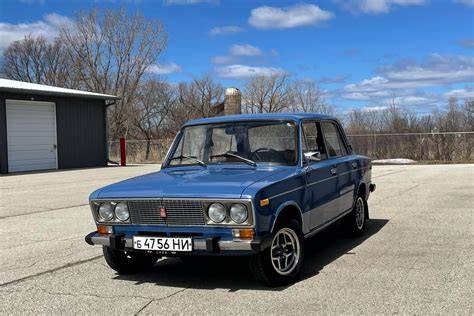 Infografika: Schéma rozmístění brzdových trubek na Citroën 2CV a VAZ 2106
