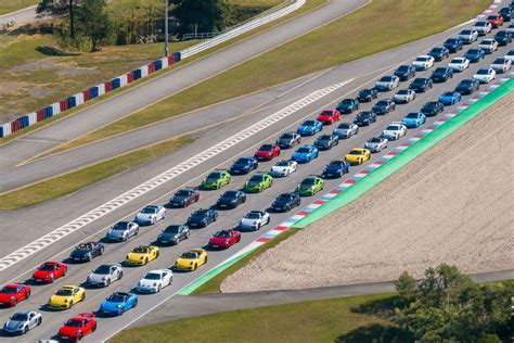 Obrázek: Ilustrace vývoje českých supersportů a ikonických vozů