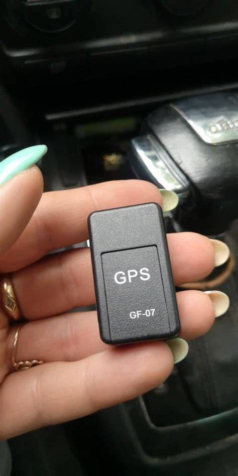 GPS sledovací lokátor ve vozidle