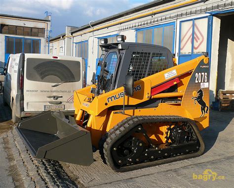 Ilustrace smykového nakladače s namontovaným pásovým podvozkem VTS